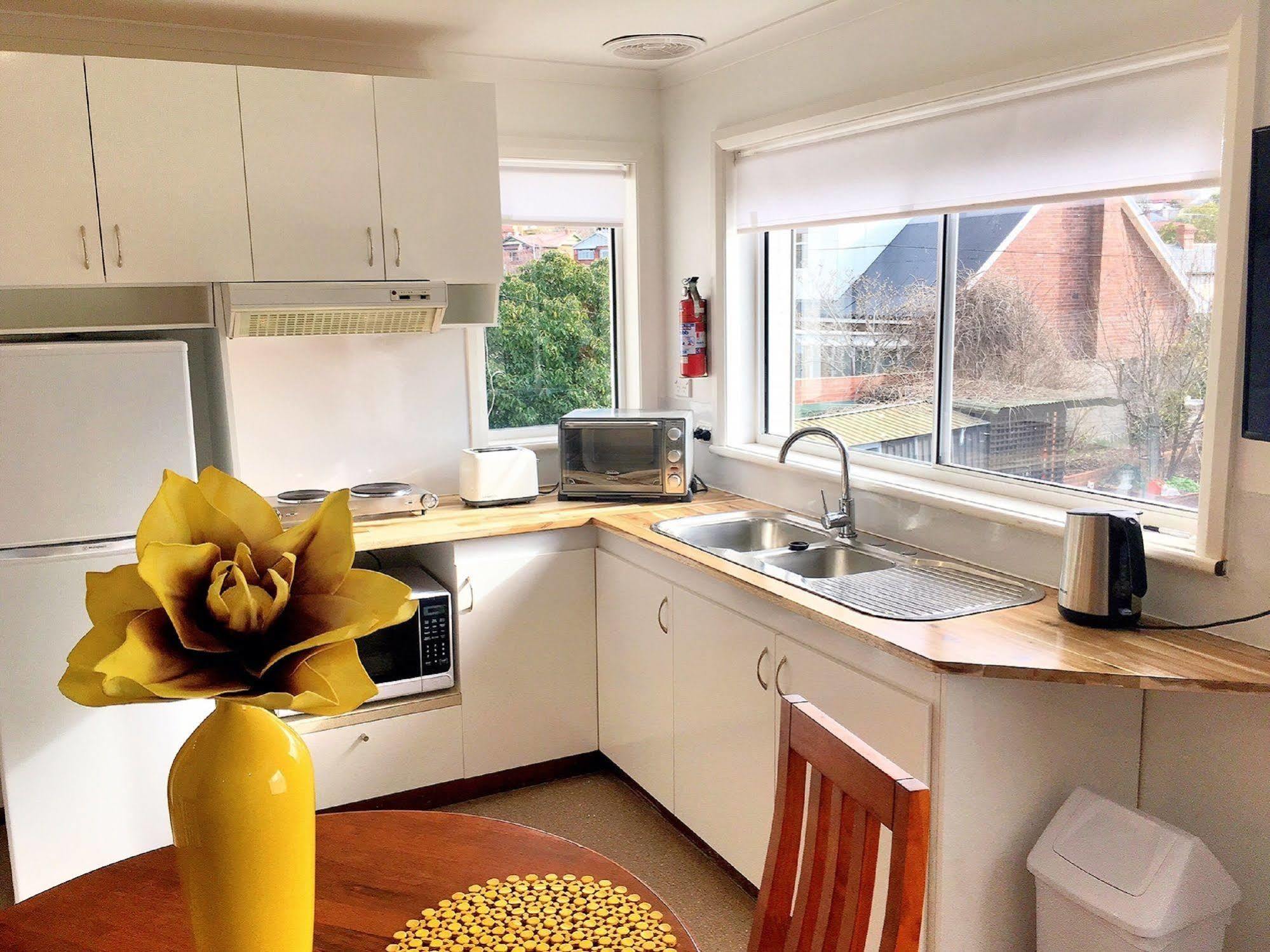 Motel Mayfair On Cavell Hobart Bagian luar foto